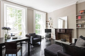 Punk Hip: Plush 1-bed in Camden Town (1596)