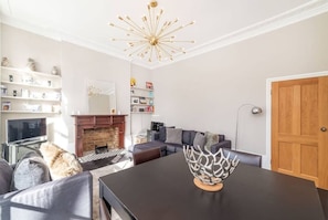 Punk Hip: Plush 1-bed in Camden Town (1591)