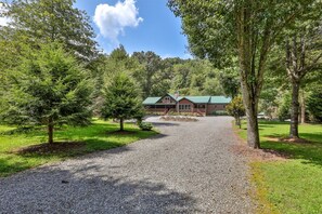 Driveway at Toccoa River Lodge 