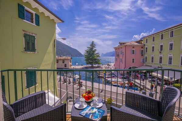 Der Balkon mit herrlichem Blick auf den See