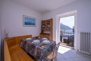 Das Wohnzimmer mit Esstisch und Zugang zum Balkon