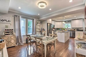 Dining Area & Kitchen