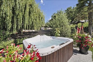 Bain à remous extérieur