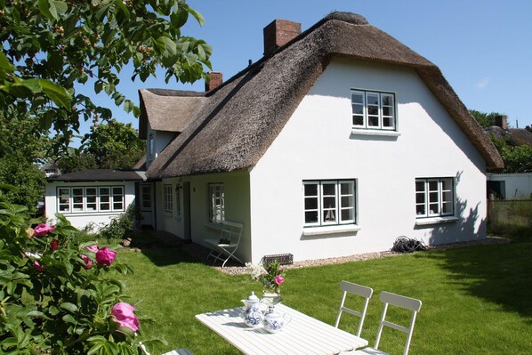 Friesenhaus Amrum mit der Friesenhaushälfte "Klönschnack"in Süddorf auf Amrum