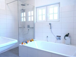 Badewanne im Ferienhaus Koggenhüs in Norddorf auf Amrum