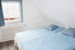 Schlafzimmer 1 in der Ferienwohnung Frisia 4 in Norddorf auf Amrum