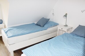 Schlafzimmer 1 in der Ferienwohnung Frisia 5 in Norddorf auf Amrum