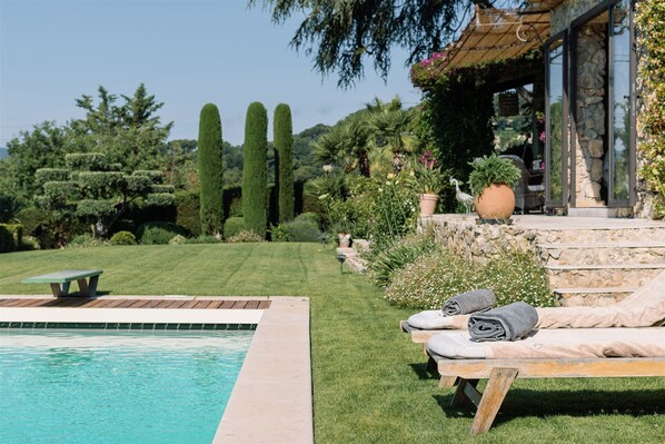 Gorgeous property on a 2000 sqmtr plot, and manicured grass