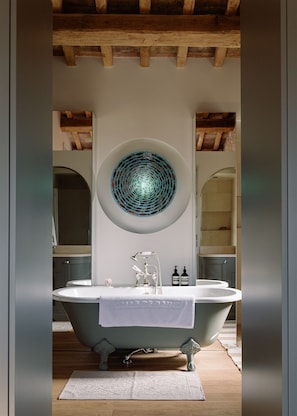 Time to relax in the Master en suite bath