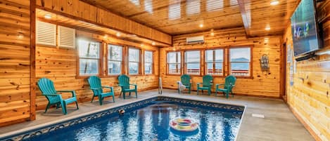 【Private Indoor Pool!】Huge 6 Bedroom cabin with heated 6000 gallon indoor pool!