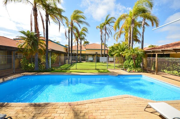 Kalbarri Garden Apartment 11 - Kalbarri Accommodation Service - Communal grounds and pool