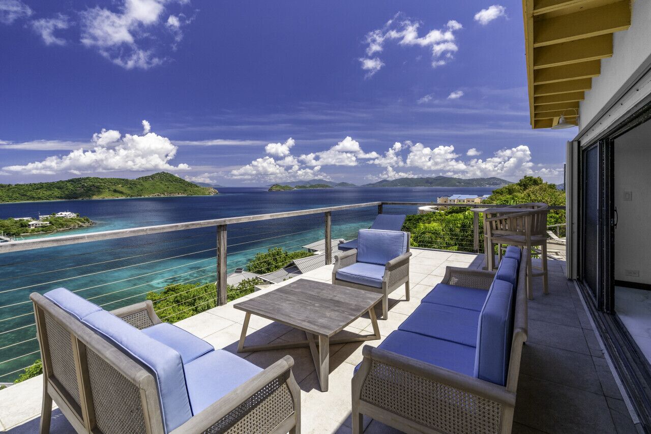Fabulous 5BR - HUGE Pool/Deck & AMAZING VIEWS! 7 mins from Fabulous 5BR - HUGE Pool/Deck & AMAZING VIEWS! 7 mins from