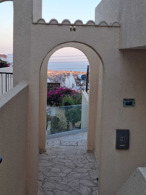 Lovely entrance with seaview