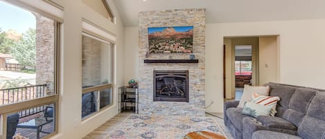 Vaulted Ceiling - Open and Bright