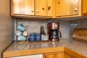 The Knotty Sparrow is beautifully decorated and stocked with amenities. From red wine, hot cocoa, and coffee -we've got you covered!