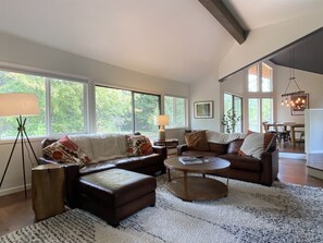 Living Room plenty of seating