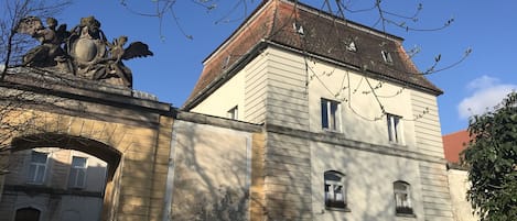 Schloß von außen mit Durchfahrt in den Innenhof