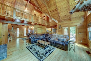 Main living area . Bear Mt Lodge Jasper GA