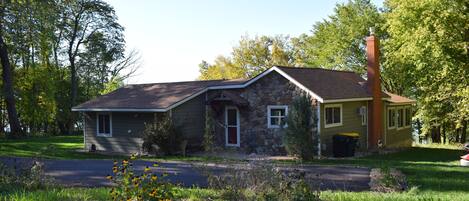 Front of the cabin with driveway.