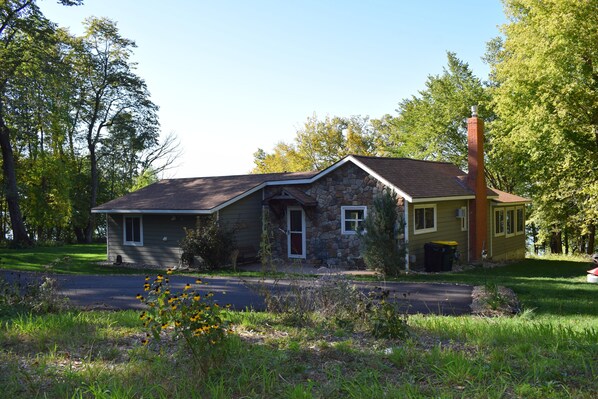 Front of the cabin with driveway.