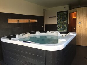 Indoor spa tub