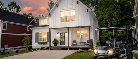 Adorable 4 bedroom 3 bath cottage with 6 seat golf cart. 