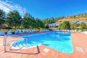 Pool: 1 minute walk away!