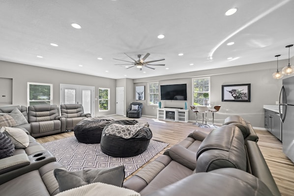 Great Room w/Wet bar 2nd Fridge and 2nd Dishwasher off Kitchen!