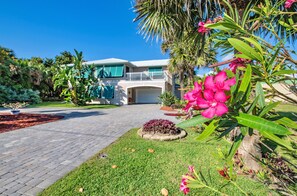 Front view of the Snorklin' Turtle Beach House