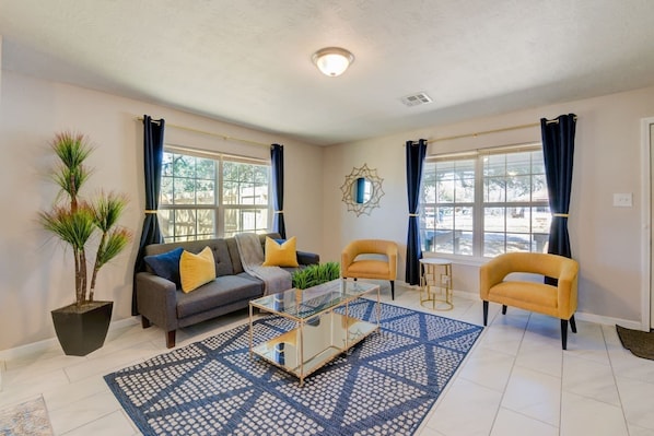 Bright and stylish livingroom