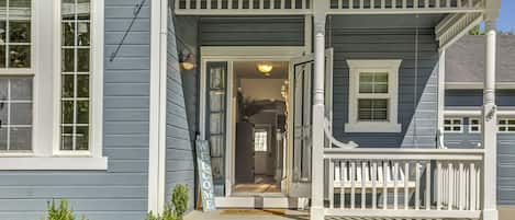 stunning, clean single family home that hosts up to 10 guests.