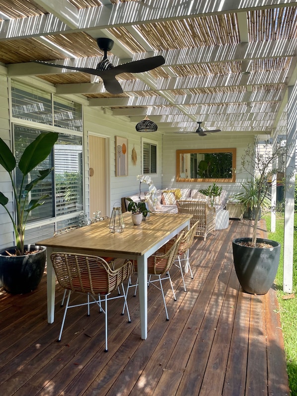 Alfresco all weather dining and lounge area.
