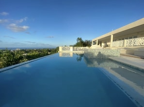 Large private infinity edge pool with hot tub and bathing shelf