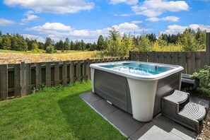 Zen Den: - Private 4 to 6 person hot tub.