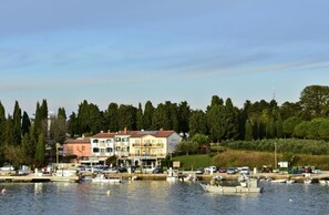 Die Lage des Hauses von der Savudrija-Lagune aus gesehen