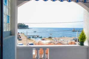 Der Balkon mit Blick auf das Meer und den Hafen von Savudrija ist mit Markise und Markise ausgestattet