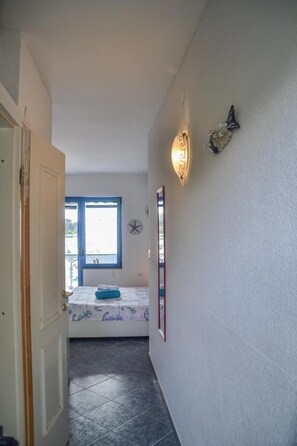 Der Eingangskorridor mit Zugang zum Badezimmer und Studio-Apartment
