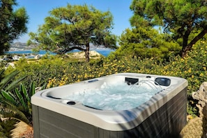 Outdoor spa tub