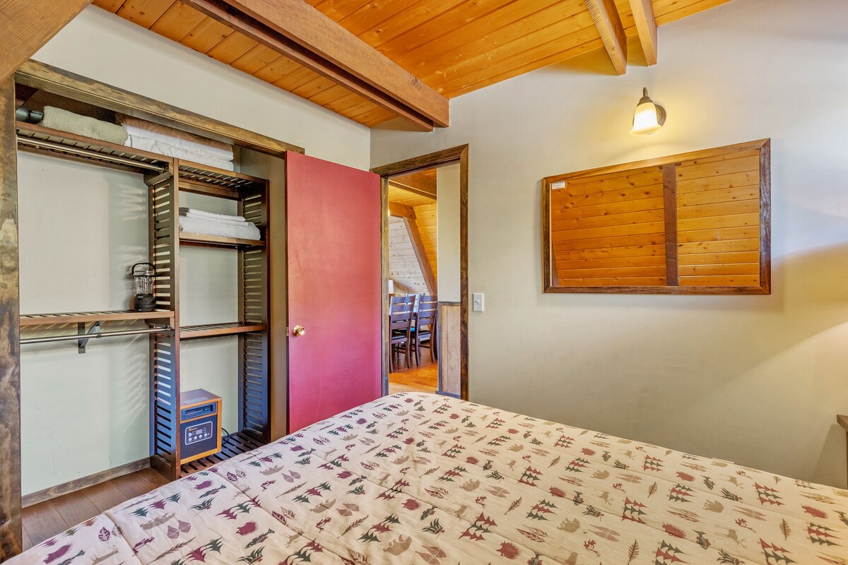 Four Seasons Cabin 3 with Sierra views