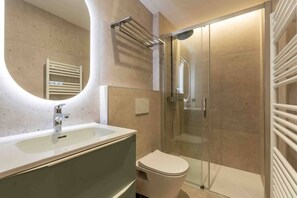 Espace salle de bains avec sèche serviettes