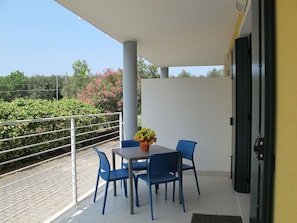 Möbel, Stuhl, Gartenmöbel, Schatten, Tisch Im Freien, Küche & Esszimmer Tisch, Glas, Balkon, Holzbeize, Kaffetisch