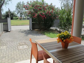 Möbel, Garten, Schatten, Stuhl, Gartenmöbel, Blumentopf, Garten, Hinterhof, Landscaping