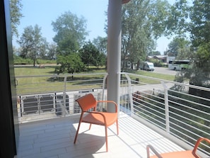 Himmel, Gebäude, Pflanze, Eigentum, Möbel, Stuhl, Veranda, Schatten, Baum, Gartenmöbel