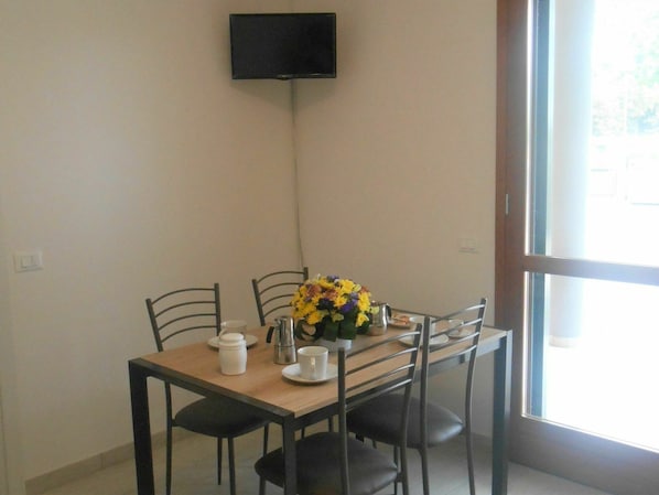 Blume, Tabelle, Pflanze, Eigentum, Möbel, Stuhl, Interior Design, Beleuchtung, Holz, Flooring