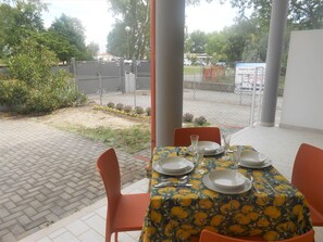 Tabelle, Geschirr, Möbel, Pflanze, Stuhl, Blumentopf, Gebäude, Baum, Tisch Im Freien, Küche & Esszimmer Tisch