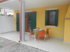 Möbel, Tabelle, Gebäude, Stuhl, Fenster, Pflanze, Farbe, Interior Design, Zimmerpflanze, Holz