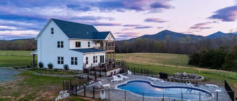 Heated pool, firepit, epic mountain views 360 degrees