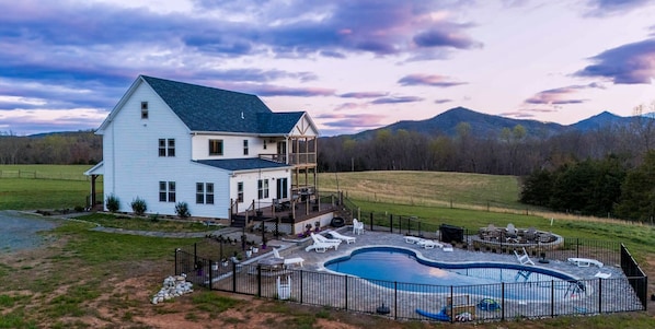 Heated pool, firepit, epic mountain views 360 degrees