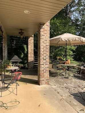 Beautiful courtyard.  BBQ grill, patio furniture, ceiling fans, facing the lake.