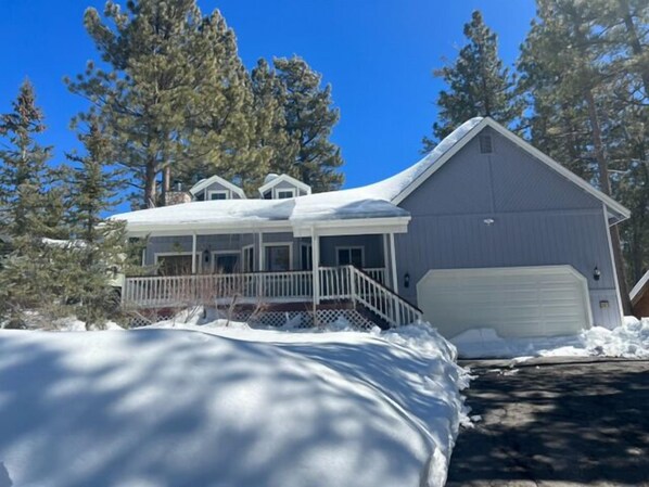 Snow covered Big Bear Cool Cabins, Serenity Knoll